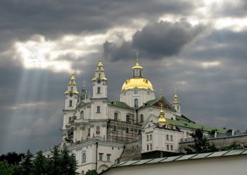 Московские проходимцы в рясах "захватили" Лавру: разъяренные украинцы штурмуют суд, "святыню не отдадим"