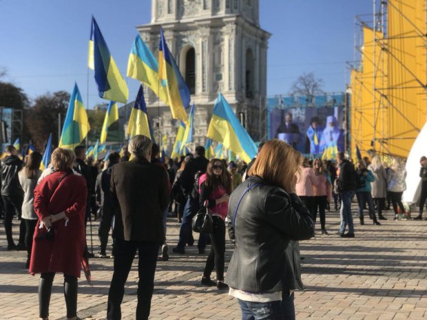 На молебен за Томос на Майдане людей свозили автобусами и заставляли молчать