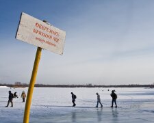 На Прикарпатье мужчина настойчиво пытался провалиться под лед: его отговорили копы и водолазы