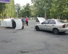 "Таврія" перекинулася в Києві: постраждали люди (ФОТО)