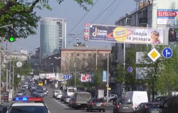 дорога в Києві, скріншот з відео