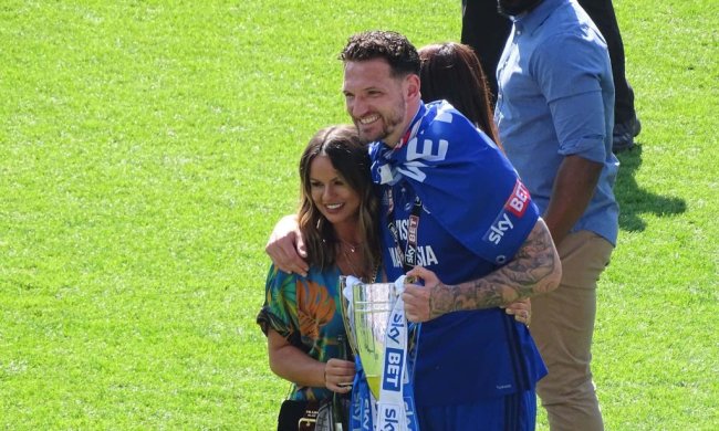 Соковита дружина капітана Кардіффа змусить вас полюбити футбол: фото