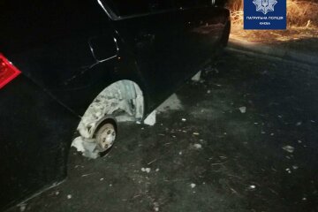 Киянин знайшов ганебний "підробіток" на карантині: роззував і ставив на цеглу