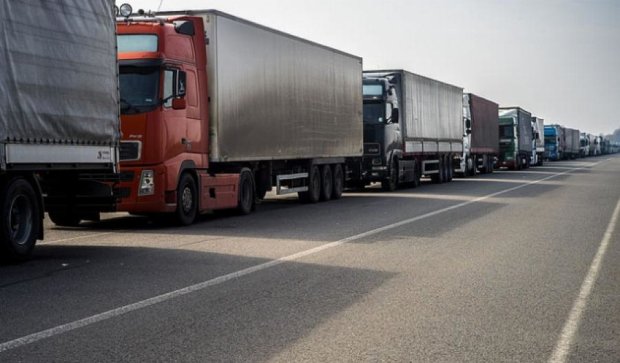 Нардепы заблокировали движение грузовиков в Чаплынке