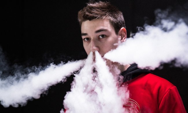 Пар стовпом, дим коромислом: вейп виявився шкідливішим за сигарети