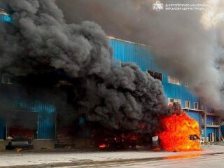 Пожар на складе логистической компании в Днепре в результате российской атаки