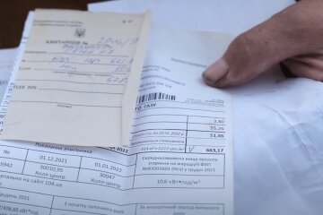 Платежки за коммуналку. Фото: скрин youtube