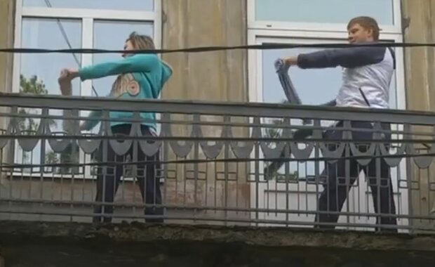 фитнес на балконе, скриншот из видео