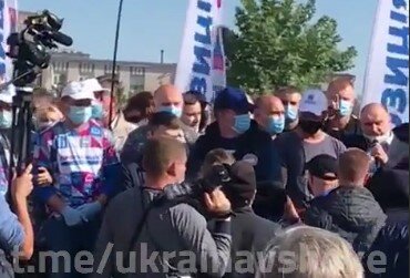 Під Дніпром агітатор епічно зганьбився на очах натовпу: "Та пішли ви н**ер!"