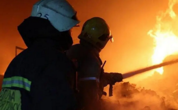 ДСНС ліквідовує наслідки балістичного удару по Києву, пошкоджено дитячу лікарню