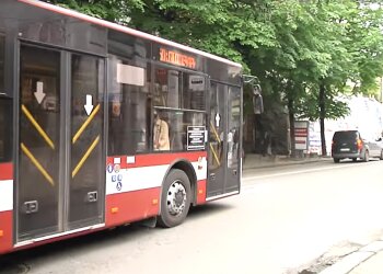 Автобус, кадр из репортажа канала 402: Facebook
