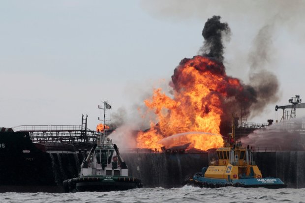 Танкер протаранил военный фрегат: море превратилось в нефтяную западню, пострадали сотни военных и гражданских