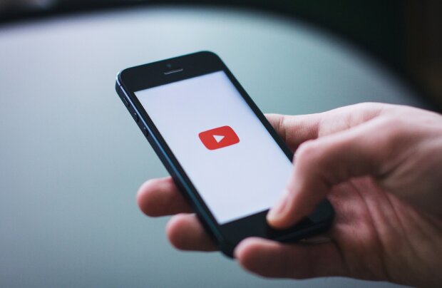 Youtube на смартфоні / фото: Pixabay