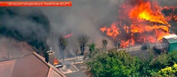 Трав'яна пожежа спалахнула у Веннінгтоні, Великий Лондон, і підпалив там будинок