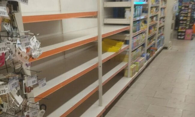 Порожні полиці в супермаркеті Сільпо після російської атаки