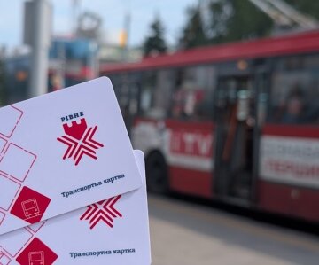 Пенсіонери в громадському транспорті