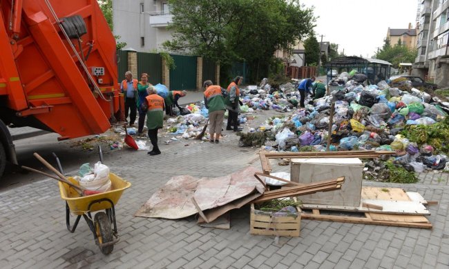 Львів'ян переселили на смітник: роздовбані вулиці та купи непотребу, - кадри тотального свинства