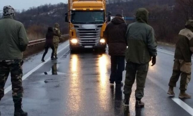 Україна втратить мільярди через блокаду вантажівок