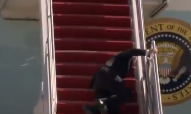 Джо Байден падає, скріншот відео