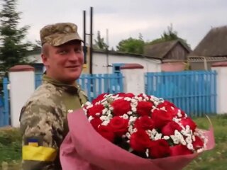 Зустріч воїна ЗСУ з матір'ю, facebook.com/UkrainianLandForces