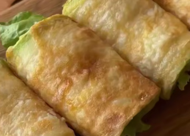 Кабачковые рулетики с яйцами и помидорами, которые съедаются первыми: рецепт легкой закуски на лето