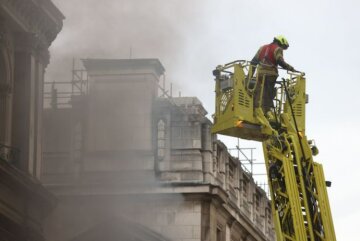 Аварійні служби на місці пожежі у підвалі пабу Адміралтейства на Трафальгарській площі