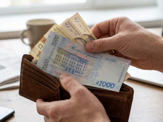 Новая банкнота 2000 гривен. Фото: сгенерировано ИИ