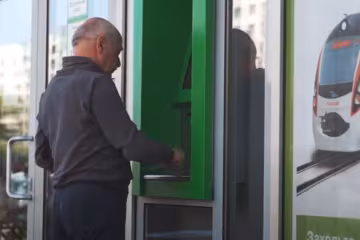"ПриватБанк" осоромився через грубих операторів. Скрін, відео YouTube