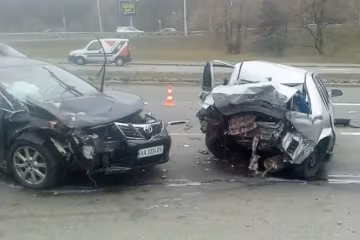 Серйозна ДТП у столиці: авто перекинулося на дах (фото)