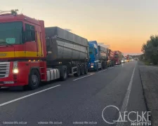 Многокилометровая пробка на трассе Одесса—Рени возле моста в Маяках