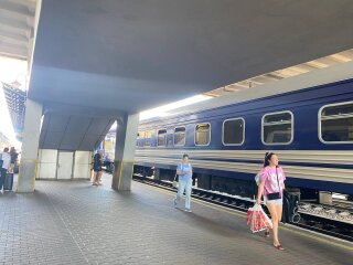 Перон, вагон, поезд, "Укрзалізниця"