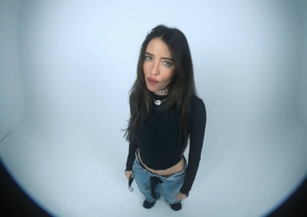 Надя Дорофеева, кадр из клипа на песню "Хай пишуть"