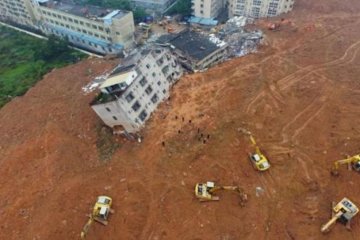 Китайські чиновники дорого поплатилися за сміттєвий зсув
