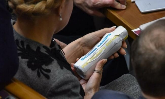 Тимошенко принесла в Раду "останню пляшку"