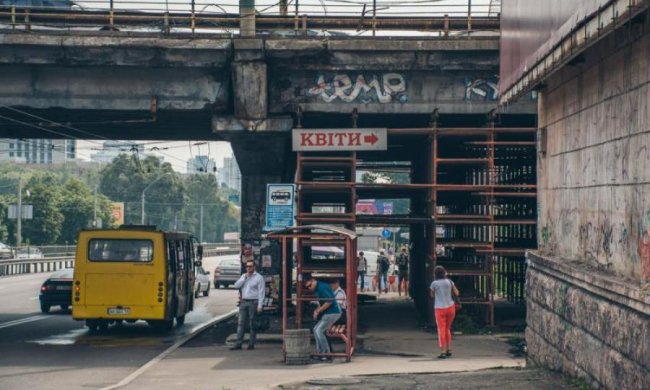 Втомлений Шулявський міст підтримала жаліслива фура: відео
