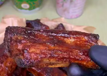 Свинячі реберця, кадр з відео