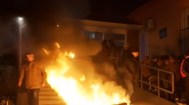 Подростка жестоко замучали в Прилуках, придумав банальную отговорку: полицейский участок в огне, народный гнев попал на видео