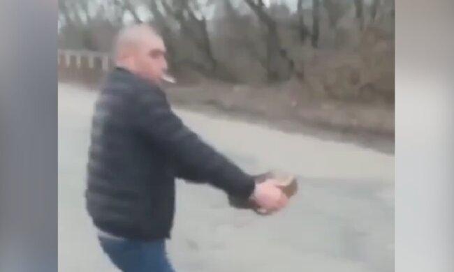 Скрин, видео YouTube смельчак с миной
