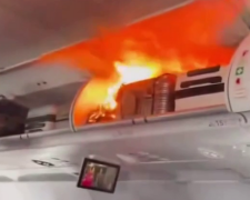 Пожежа в салоні літака, кадр з відео