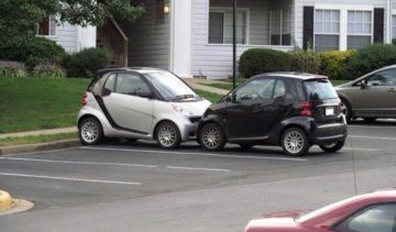 "Романтичні" автомобілі Smart стали "героями" парковки