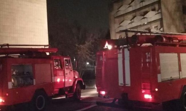 У Харкові три автівки вигоріли ущент: рятували усім містом, копи підозрюють підпал