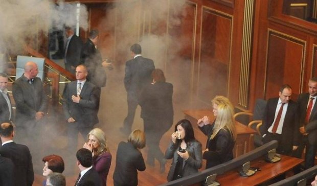 Оппозиционеры Косово применили перечный газ в парламенте 
