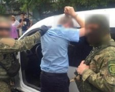 Львівський митник викидав гроші з автомобіля під час погоні