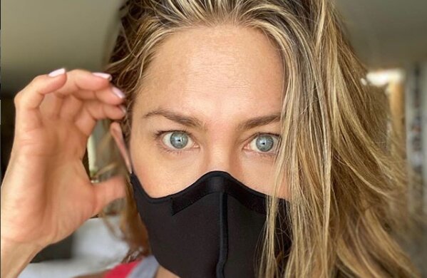 Дженнифер Энистон начала подготовку к Эмми: не видно ни носа, ни бровей, спряталась за тканевой маской
