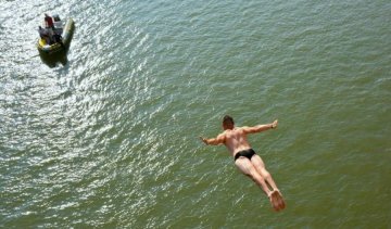 Стрибок із мосту став фатальним для спортсмена (ВІДЕО 18+)
