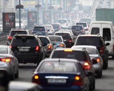 Клан Зайцевої? Лихач влетів у натовп і зніс зупинку
