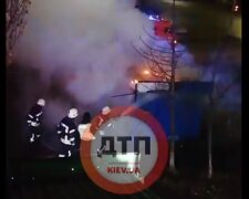 Пожежа в Києві охопила кіоск з овочами, запахло смаженим - "Хоч картоплю запікай!"