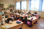 Запам'ятайте ці пики: пара злодіїв нахабно обчистила дітей просто в школі