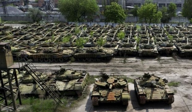 Янукович "розпродав" армію України