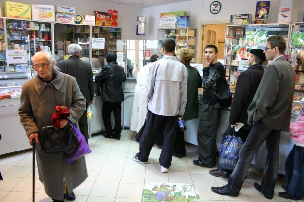 Цены на медпрепараты заставят лечиться подорожником: во всем виноваты "большие" зарплаты украинцев